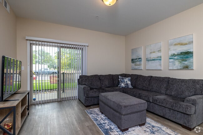 2BR, 2BA - 761 SF