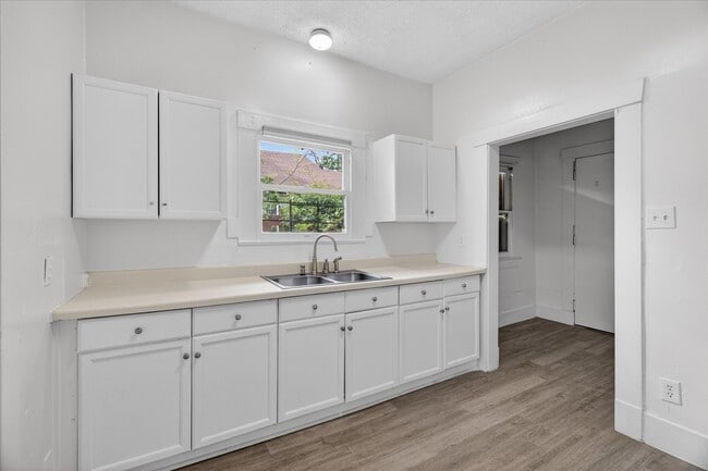 Building Photo - 1607 Holman St