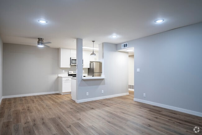 2BA, 1BA, 876SF - Living Room