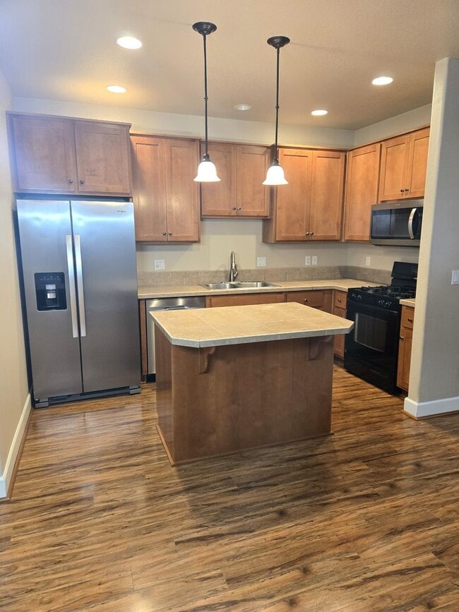 Photo - Tons of Space ! Walk to Park!  Newer 2017 ...