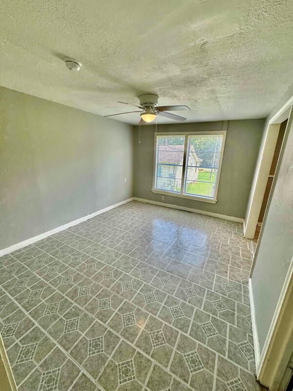 Photo - 4265 Woodlawn St Unit B