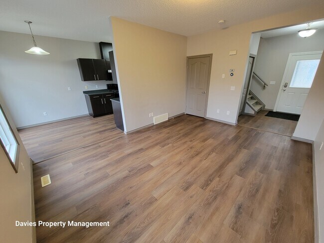 Photo - 735-785 85 St SW