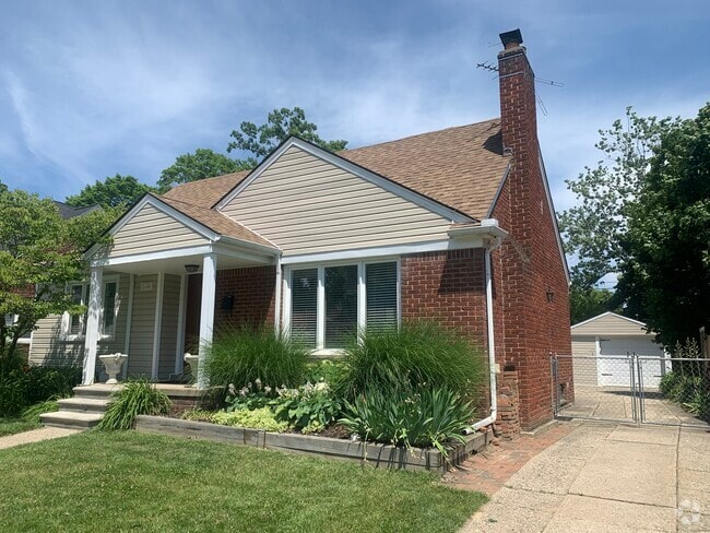 Building Photo - 2645 Buckingham Ave Rental