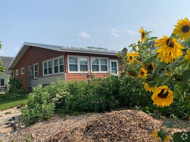Building Photo - Charming 3 Bedroom House with Solar and Ga...