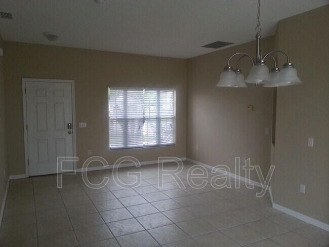 Photo - 373 Aldershot Ct