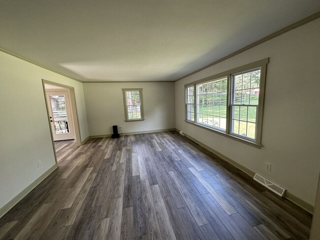 Photo - Exquisite 3-Bedroom Tri-Level Home for Ren...