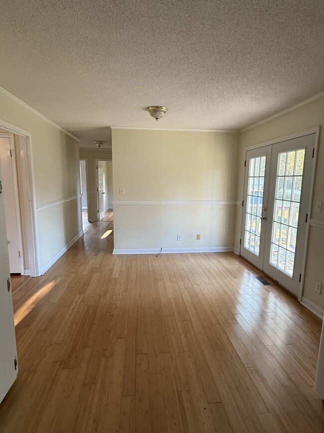 Photo - 2020 Denham Dr SE