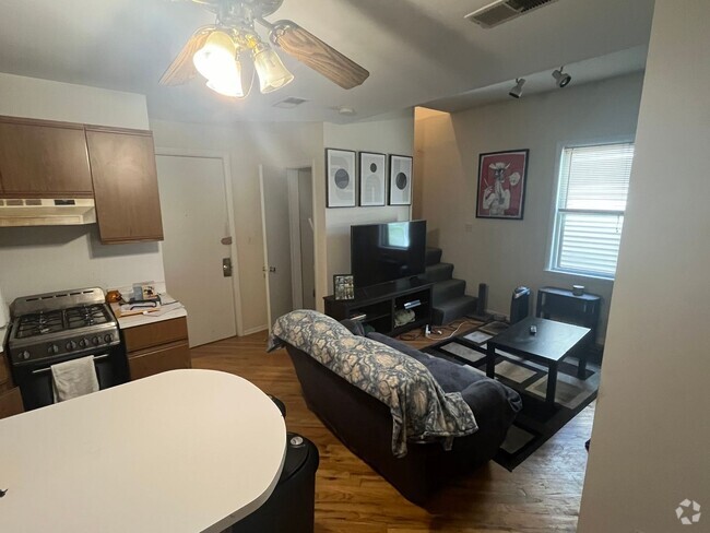 Building Photo - One bed, duplex in Lakeview, Pet friendly!! Unit 2R Rental