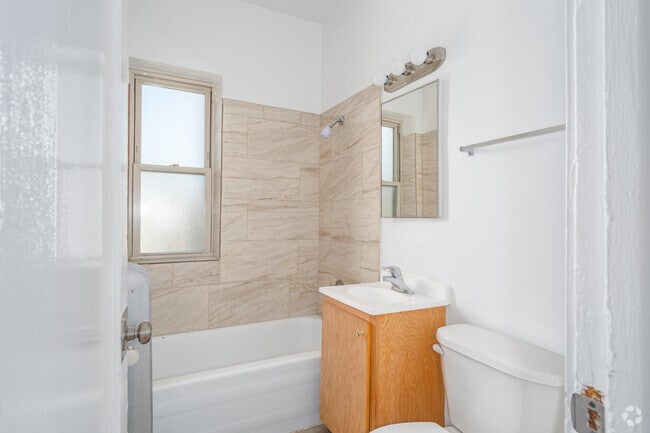 1BR, 1BA - 760SF - Bathroom