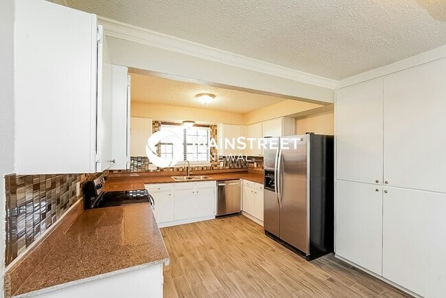 Photo - 3 Bedroom Pet-Friendly Home in Mesquite, TX with Main Street Renewal