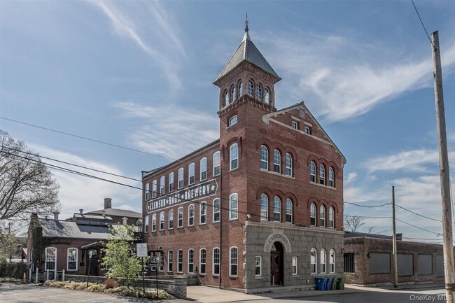 Building Photo - 22 Cottage St Unit 2B