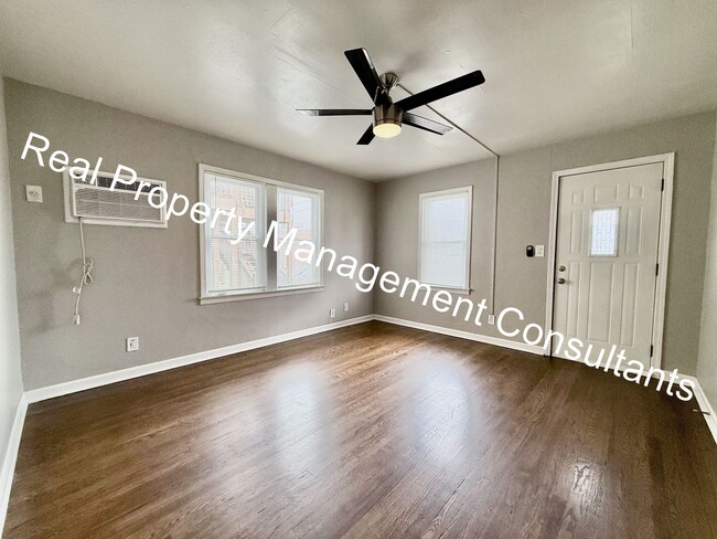 Photo - 2 Bed 1 bath lower- level apartment in North Kansas City!