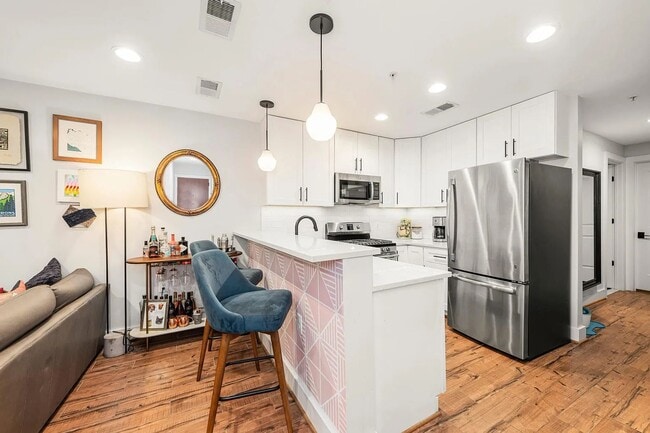 Building Photo - Sunny 1 bed + den 870 sq ft in heart of Pe... Rental