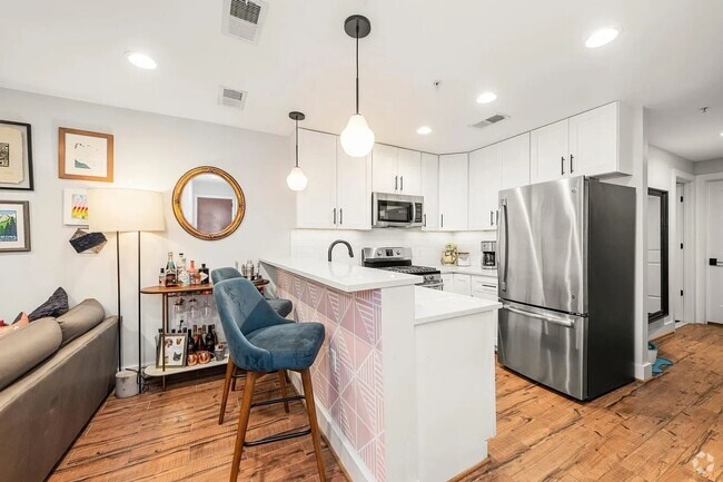 Building Photo - Sunny 1 bed + den 870 sq ft in heart of Pe... Rental