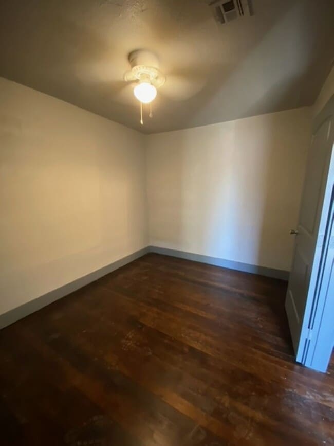 Photo - 3943 W 8th St