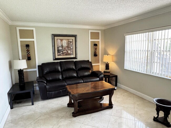 Photo - 984 Normandy Ln
