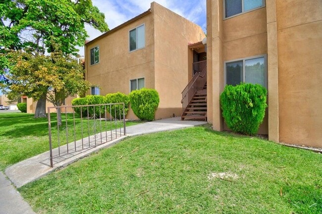 Building Photo - 931 Country Club Dr SE Unit J Rental