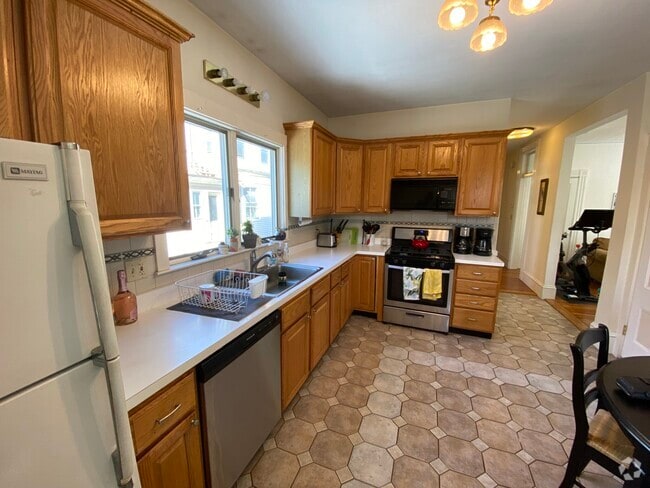 Building Photo - 176 Elm St Rental