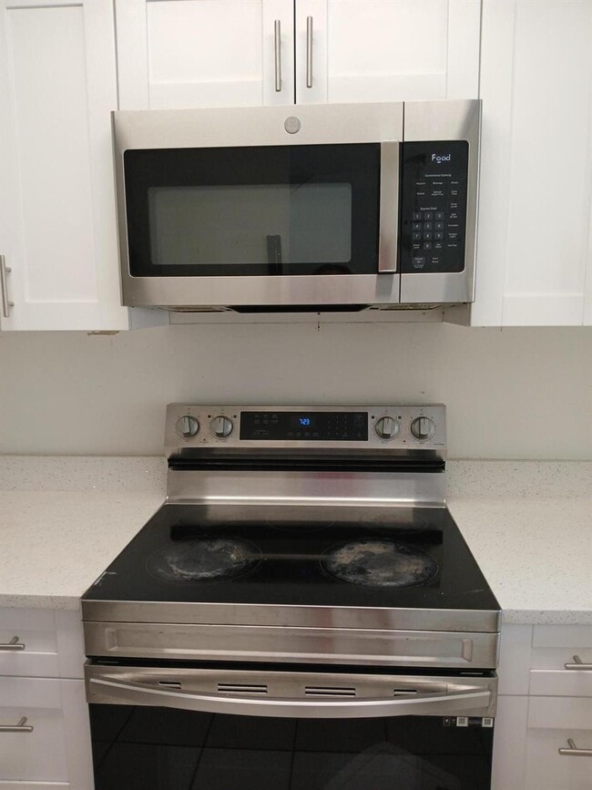 Photo - 441 Cypress Way W