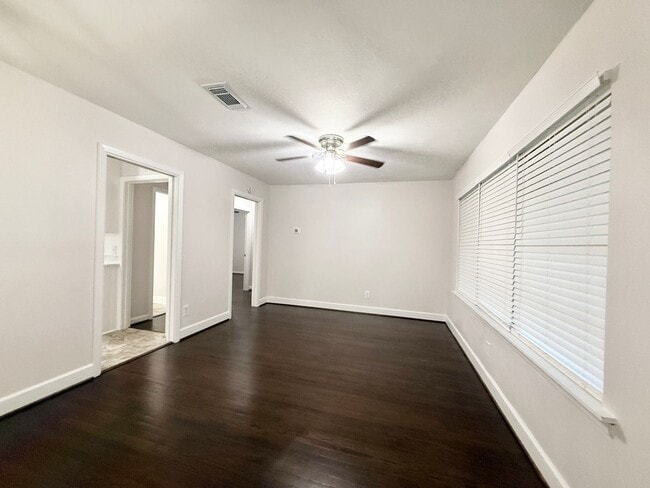 Photo - Beautiful and Spacious 4/1 Near Northside Elementary!