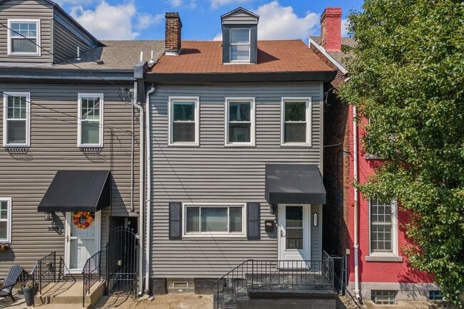 Photo - Beautiful 3 Bedroom home in South side available April 15!