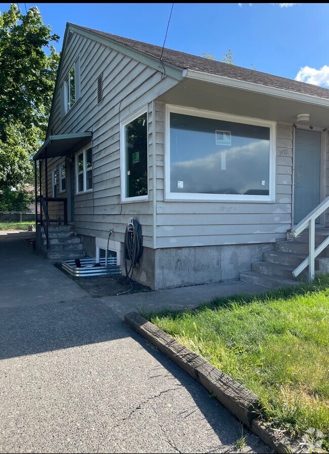 Building Photo - 1422 E 12th St Rental