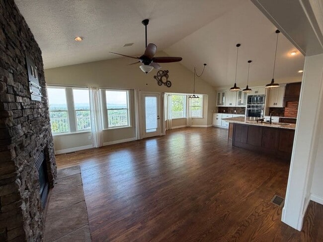 Photo - Spacious 4 Bed, 5 Bath Home with 3-Car Garage in Layton!