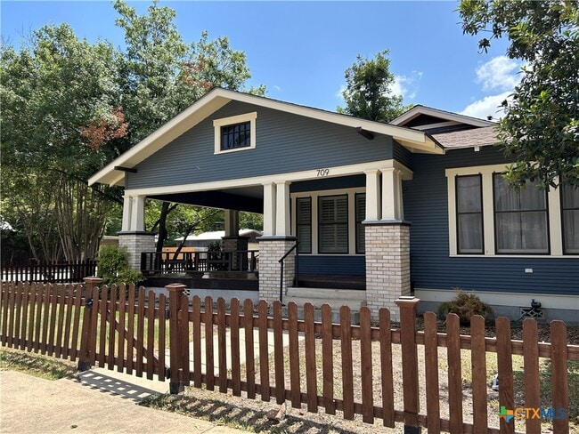 Photo - 709 W Coll St