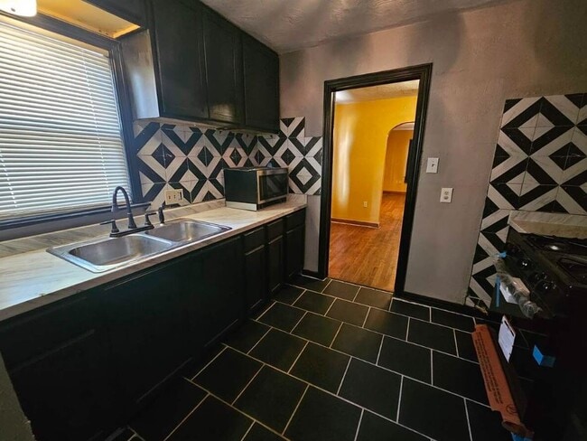 Photo - 2120 NW Lake Ave