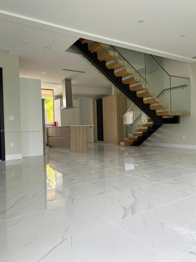 Photo - 570 Fernwood Rd