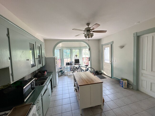 Building Photo - 176-182 Elmwood Ave Unit 3