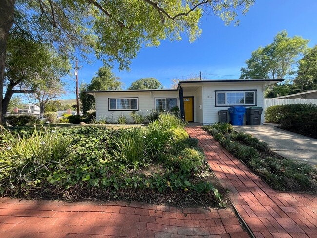 Building Photo - Clean and bright Single level Home - Great central location in SLO neighborhood