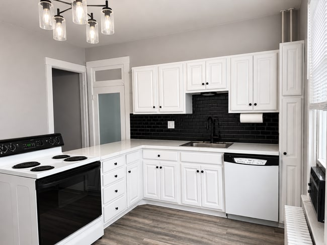 Building Photo - Modern 2 bedroom End-of-Row Townhome in Rothsville - w/ Garage & In Unit Laundry!
