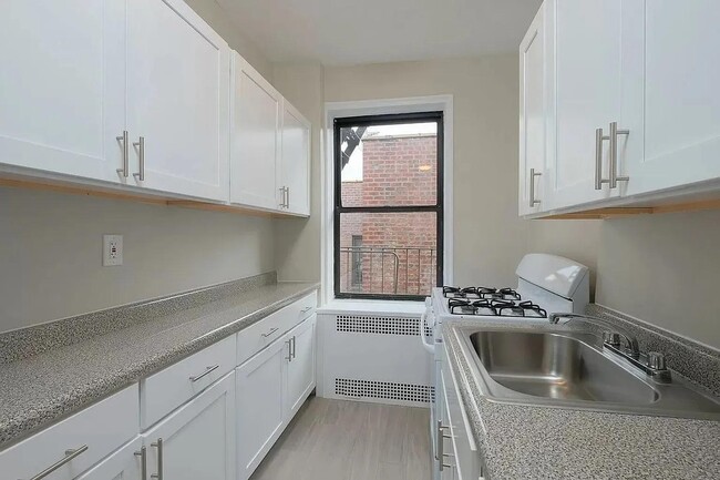 Photo - 55 E 190th St