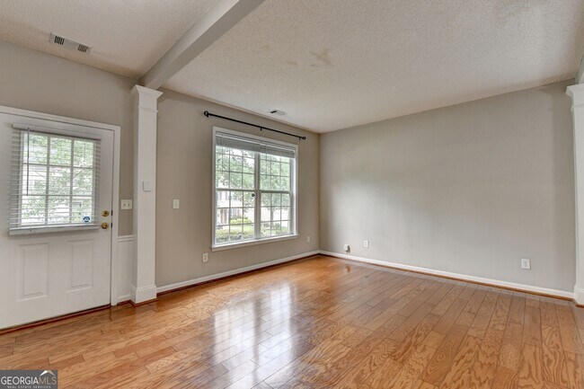 Photo - 565 Alstonefield Dr