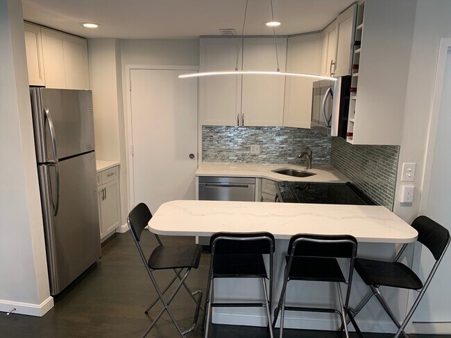 Building Photo - 386 Commercial St Unit 2D Rental