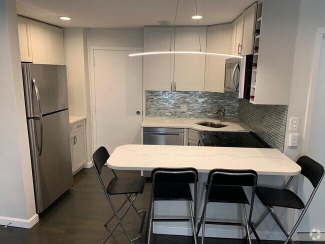 Building Photo - 386 Commercial St Unit 2D Rental