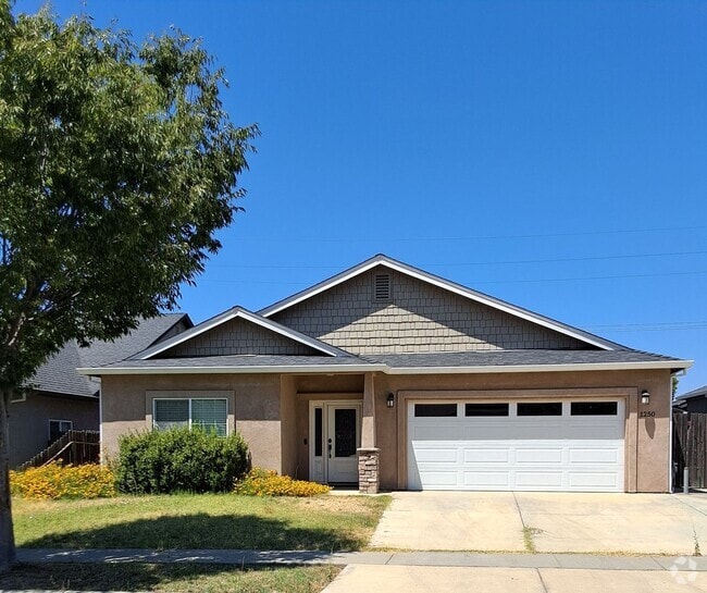 Building Photo - 4 bed / 2 bath with outdoor entertaining area Rental