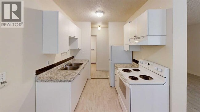 Photo - 9515-9100 100 Ave.