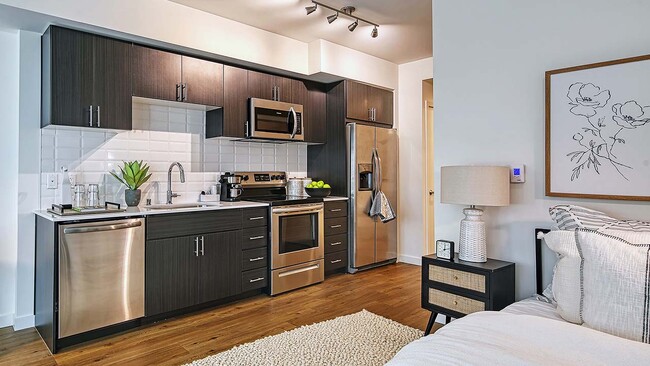 Cocina Griffis Shoreline con piso estilo madera. - Griffis Shoreline