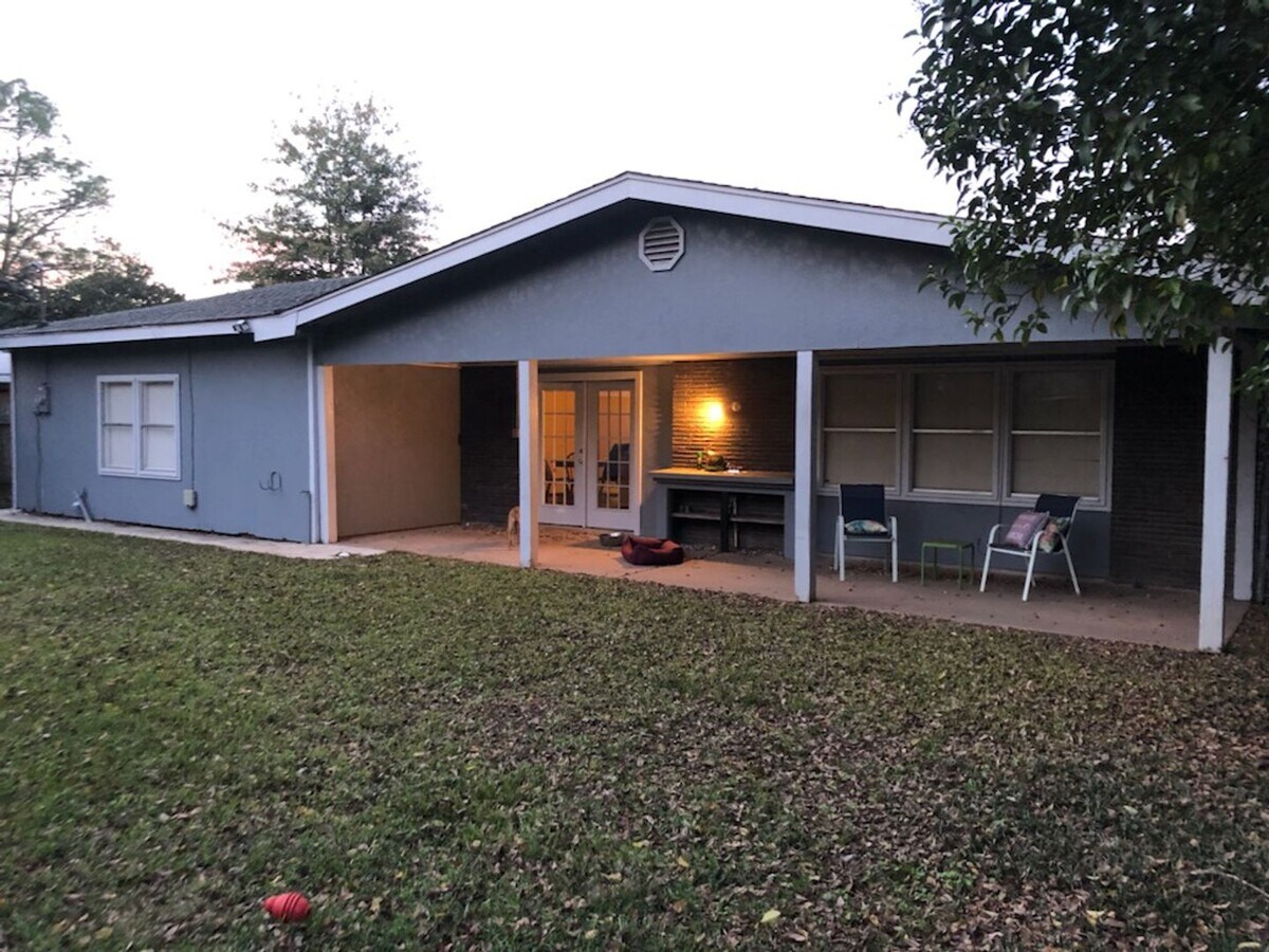 Photo - BROADMOOR TERRACE-4/3 BRICK HOME-LARGE & NICE