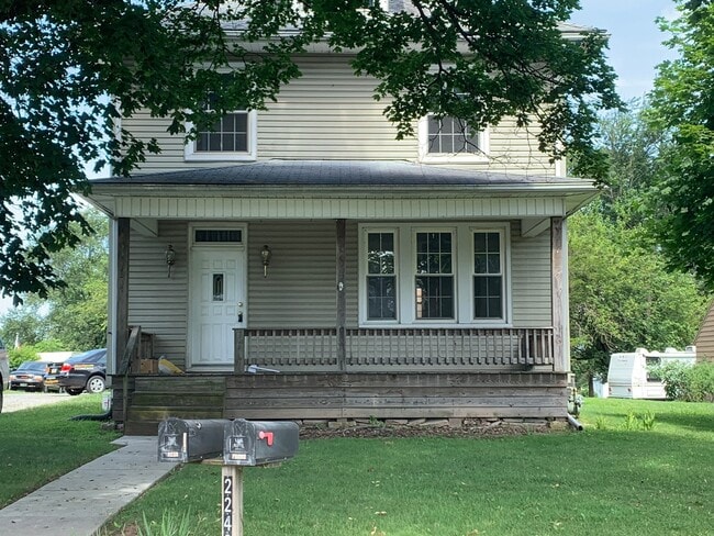 Building Photo - 3 Bedroom 1.5 Bath House, Garage, West York SD