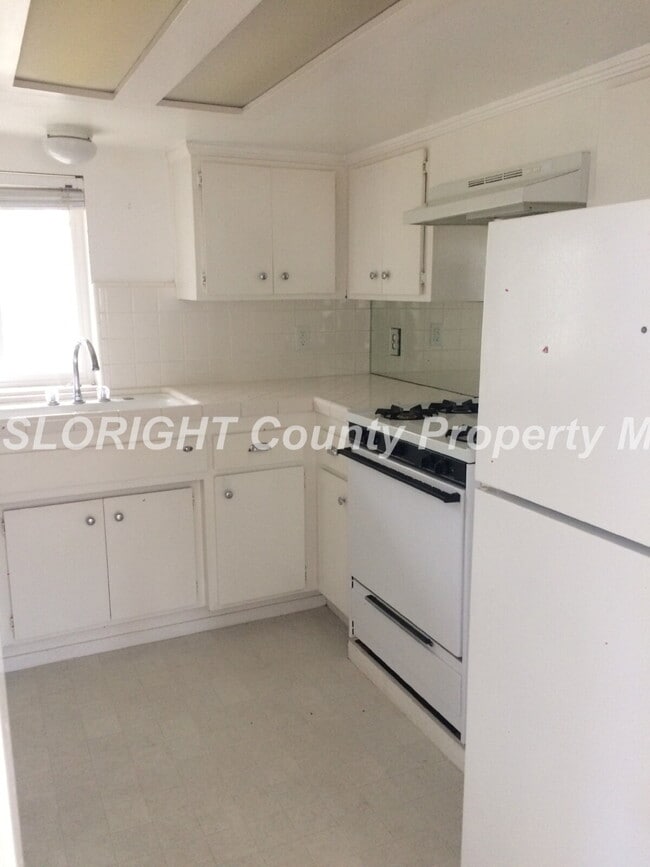 Photo - AVAILABLE FEBRUARY- Lower Level Duplex - 1 Bedroom + Den Unidad A