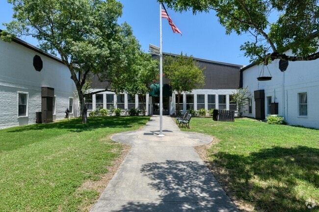 Building Photo - Silver Oaks Villas Rental