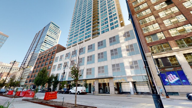 Building Photo - 701 S Wells St Unit 2402 Rental
