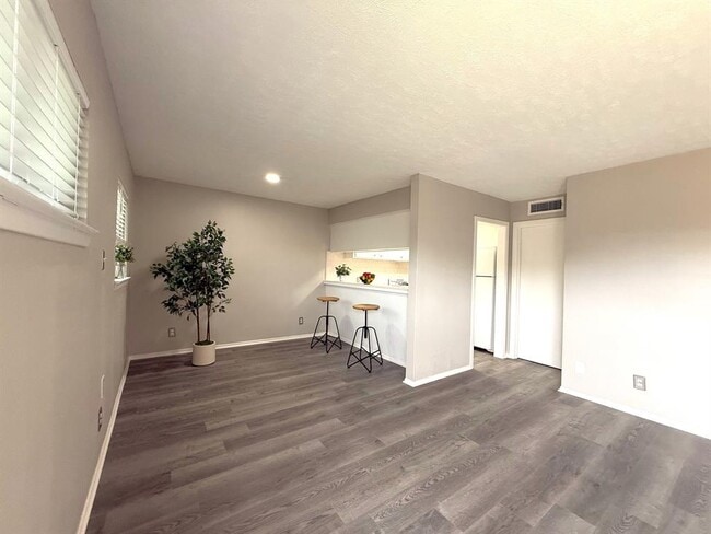 Building Photo - 9733 Neuens Rd Unit 4 Rental