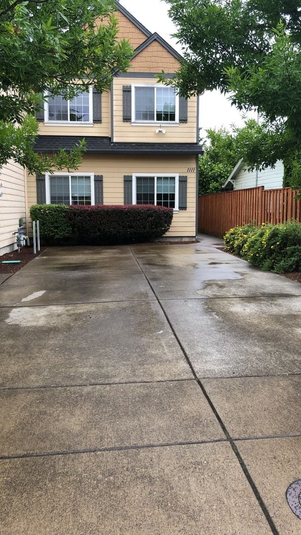 Building Photo - Your Perfect Corvallis Oasis Awaits at This 4-Bedroom Townhouse!