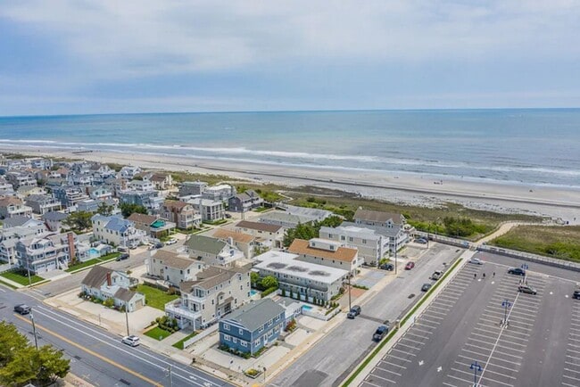 Photo - BEACH BLOCK - 2 Bed / 1 Bath - WINTER RENT... Unit 1/West (WINTER RENTAL ONLY)