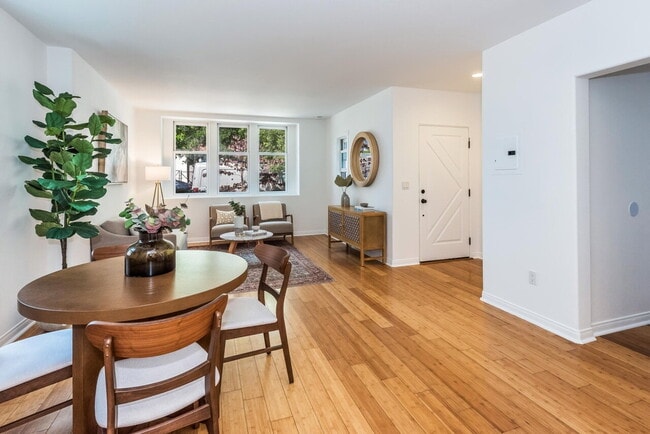 Building Photo - "Chic 1-Bed Retreat on Castillo: 870 Sq Ft... Rental