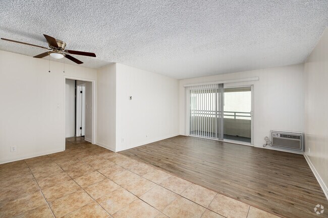 1BR, 1BA - 700SF - Living Room